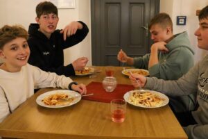 Eine Gruppe Jungen isst zusammen