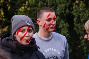 Teenager mit Gesichtsbemalung bei einem Geländespiel